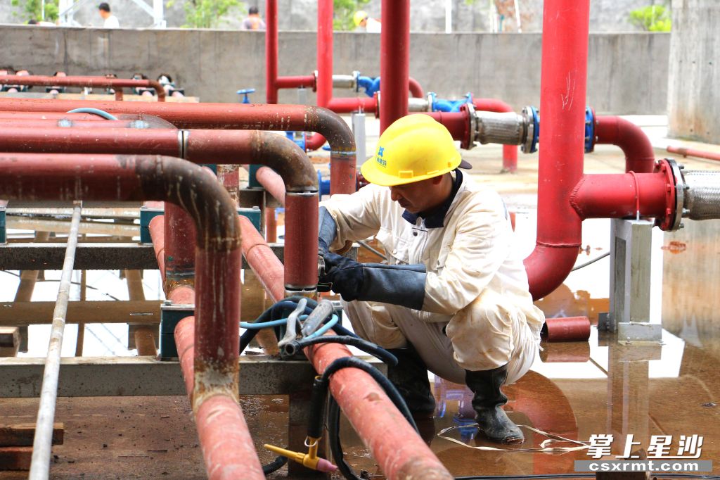 路口镇长沙冰宇燃气液化石油气充装站搬迁工程项目,工人正在进行管道