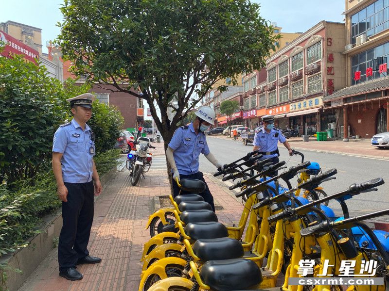 图为交警查扣未上牌的共享电动自行车。许慧琳 摄
