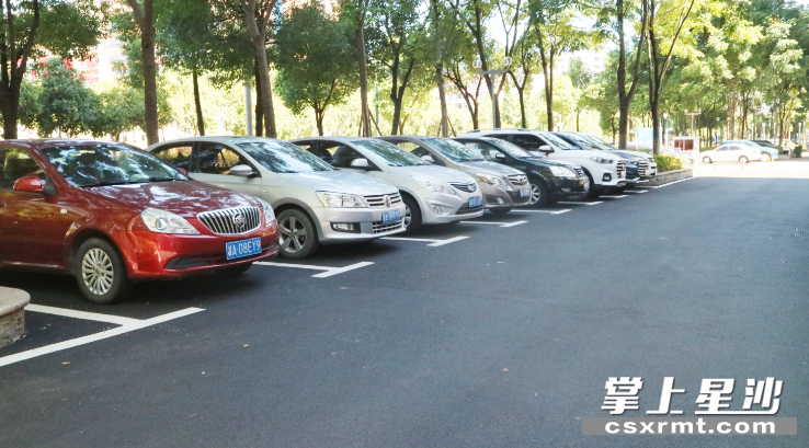 长沙县城管局为小区周边新增新车位35个，铺摊沥青1200平方米。