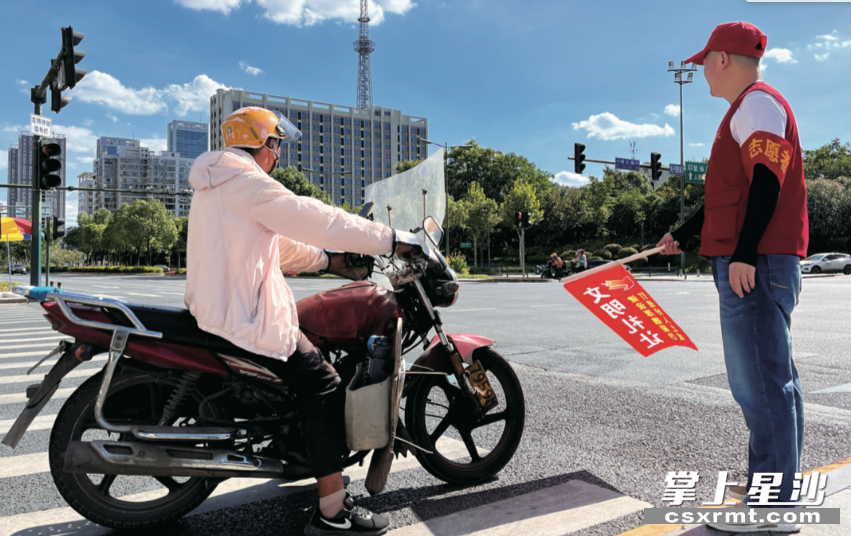 做文明人、行文明路、开文明车。图为志愿者走上街头，与市民一起维护交通秩序。 熊冰俏 摄