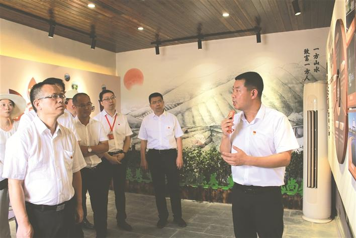 7月29日，长沙市抓党建促乡村振兴暨美丽宜居村庄建设观摩推进会在长沙县金井镇召开，长沙市委常委、市委组织部部长罗缵吉（左一）等与会人士听取金井镇党委书记章李（右一）关于该镇依托红色资源大力发展红色文旅等工作汇报。