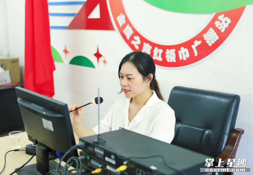 副校长何灿声情并茂，通过广播，将杨开慧的故事讲述给2500多名学生。李杰 摄