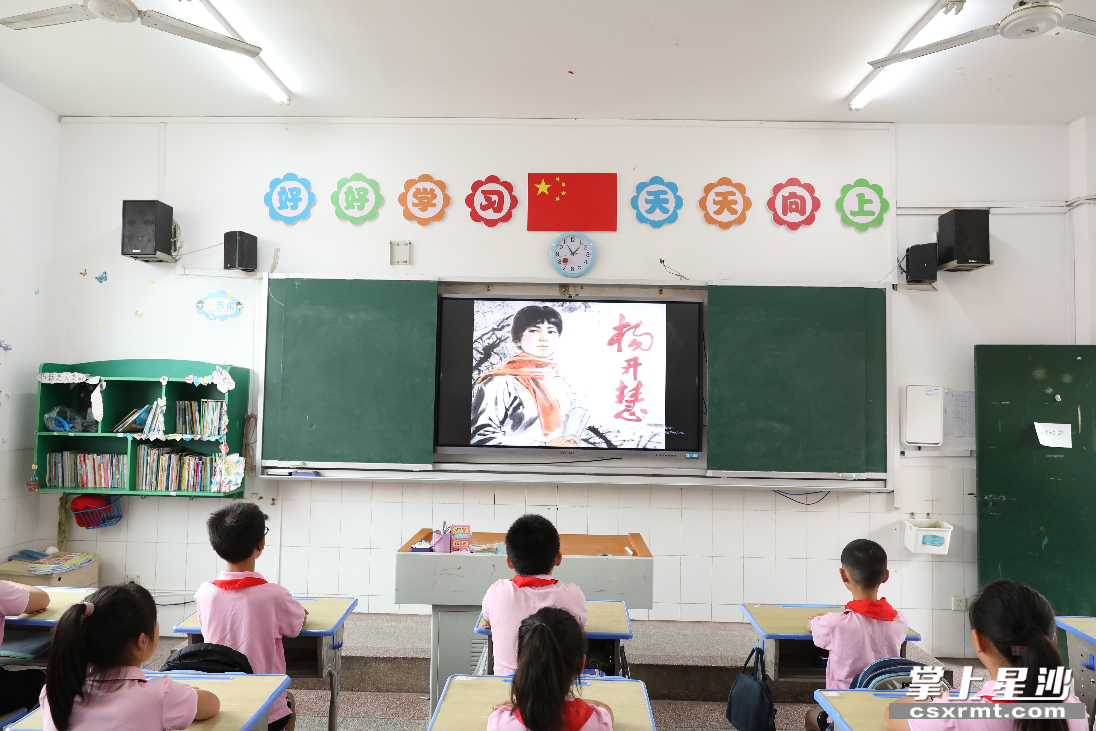 大同星沙二小的学生通过广播，聆听杨开慧的故事。李杰 摄