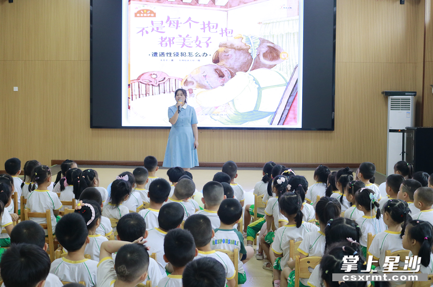 松雅湖幼儿园的老师现场分享安全知识，上好第一课。李杰 摄