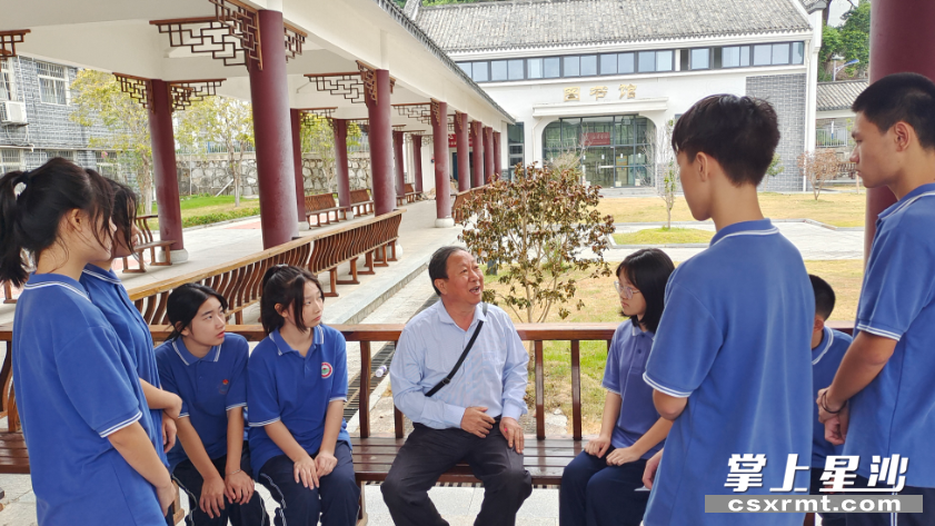 屈先武在长沙县二中与学生交流。