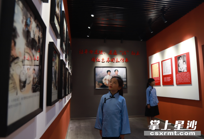 图为学生在红色展览馆参观。张庆 摄