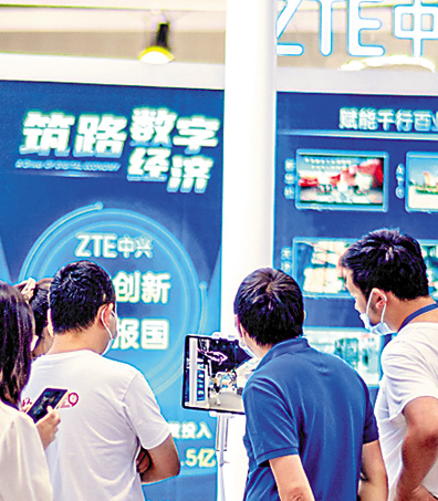 观众在2022中国新媒体技术展上体验新技术。刘卓 摄（人民视觉）