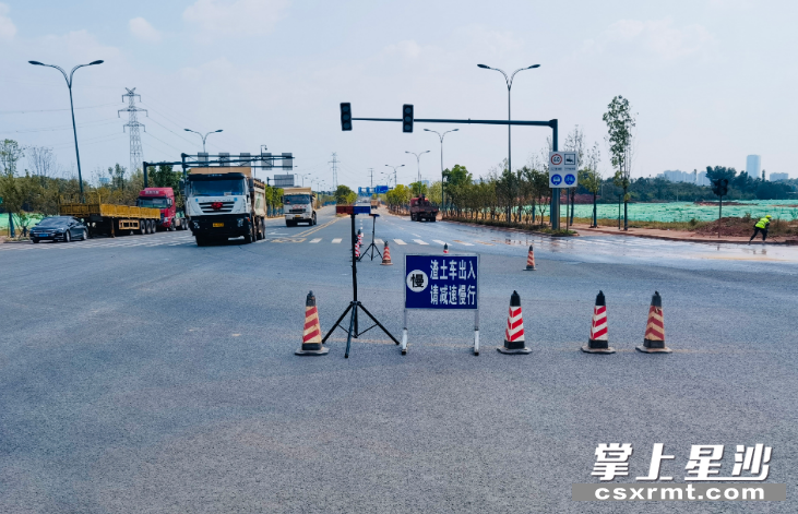 在消纳场的进出口位置，路面设立摆放了相应的警示标牌和路障设施，确保作业安全平稳。集团供图