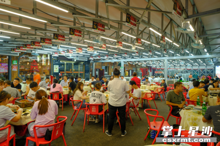 美食街开展餐饮油烟污染整治行动后，生意更红火了。均为供图