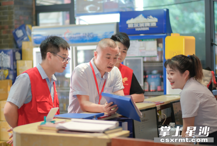“泉星食品安全志愿服务队”在泉星美食街常态化开展食品安全检查。