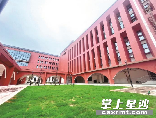 长沙经开区南雅星沙实验学校里，红白相间的建筑和宽敞干净的前坪，让学校多了几分古朴典雅的气息。胡欢欢 摄

