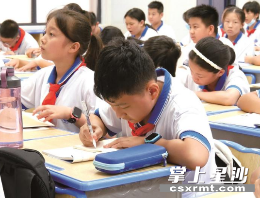 新教室、新课桌、新老师、新同学，系上红领巾，长沙经开区南雅星沙实验学校学生正认真上课。 胡欢欢 摄
