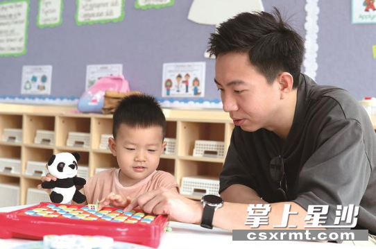 新生报到当天，在长沙玮希国际学校，爸爸和孩子正在一起玩互动游戏，增进父子感情。