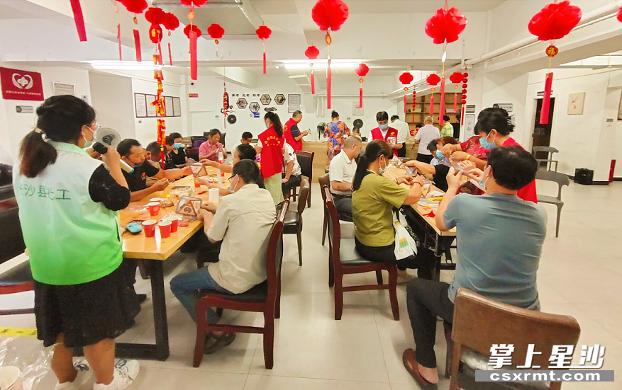 “月长圆 爱长久”中秋节主题关爱活动现场。供图