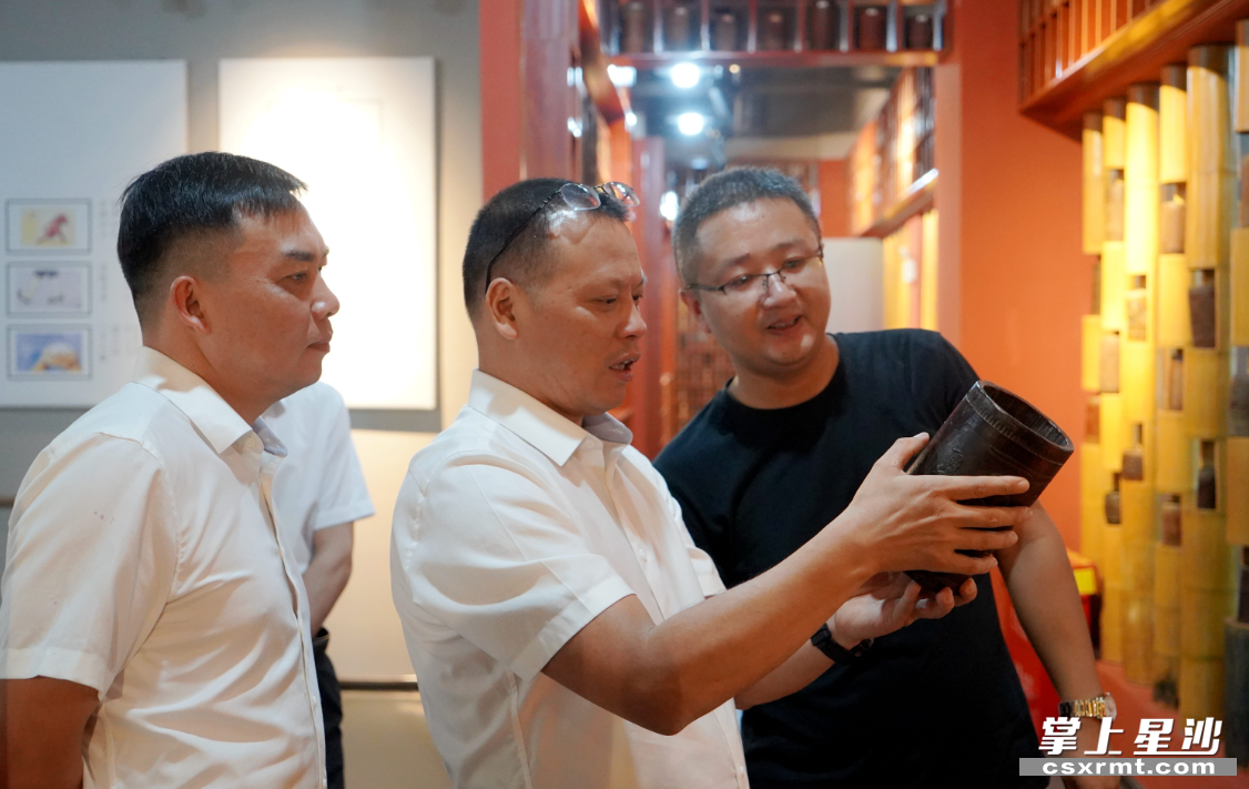王国良在米升博物馆了解米升文化。均为刘鑫宇 摄