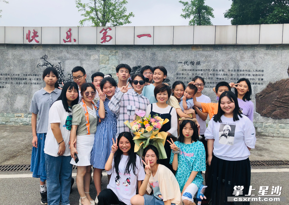 教师节，学生们给陈欢送上鲜花和祝福。
