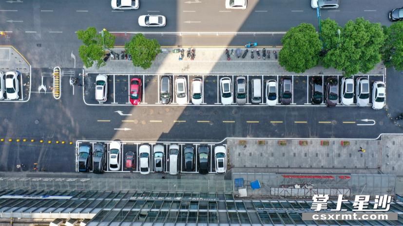 新长海广场前坪停车场新设了143个停车位
