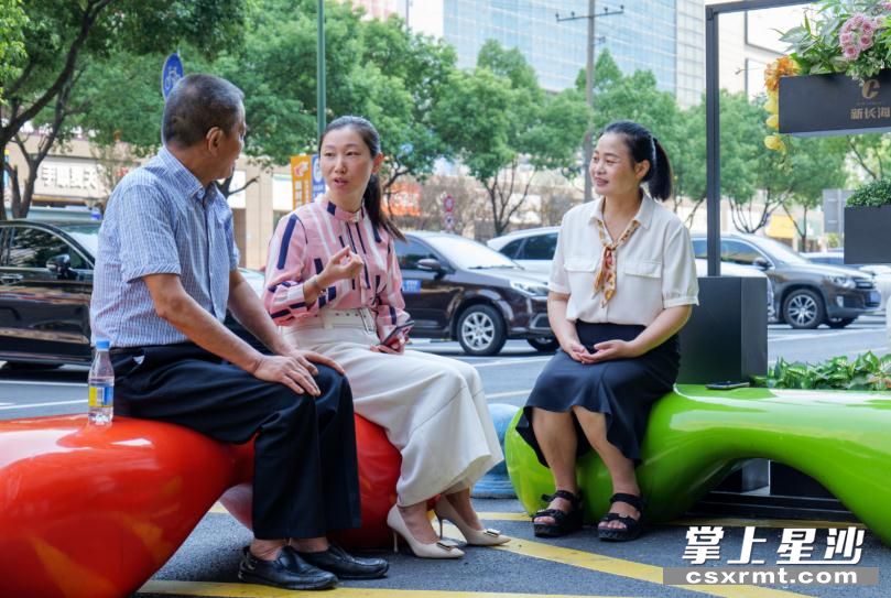 在新长海广场前坪停车场，泉塘街道设了一个居民休闲区，数位居民正在此纳凉休憩。