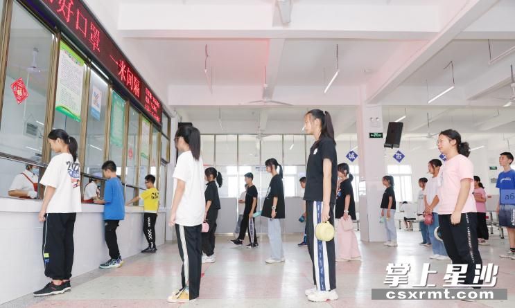 长沙县北山镇石常中学学生就餐自觉保持一米间距，严格遵循就餐纪律，文明就餐。均为李杰 摄