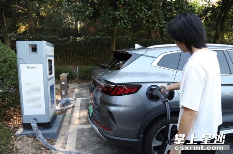 位于长沙县开慧镇政府的停车场内，周边的居民在此为新能源车辆充电。张庆 摄