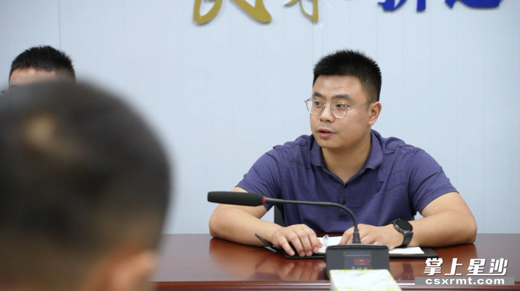 周彦俊雄在征拆会上。