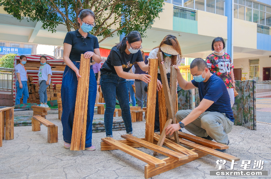 家长们体验建构游戏。章帝 摄