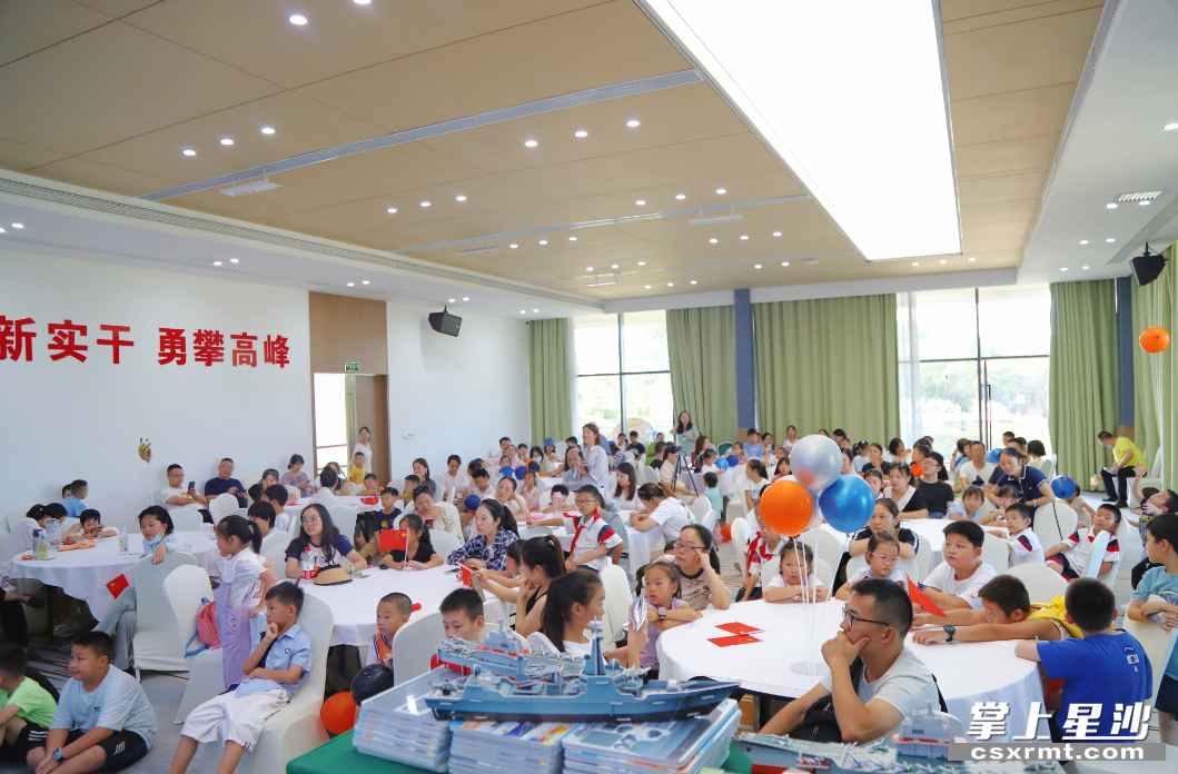 国庆当天，300余名家长孩子在汉硕书院研学。图为汉硕板仓书院亲子DIY课堂。张庆 摄