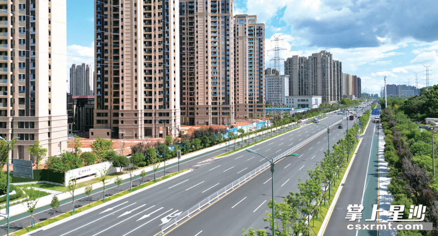 一条条四通八达的城市道路,勾勒着星沙发展的面貌。交通巨变铺就城市发展“快车道”，让星沙迈入大城时代。章帝 摄