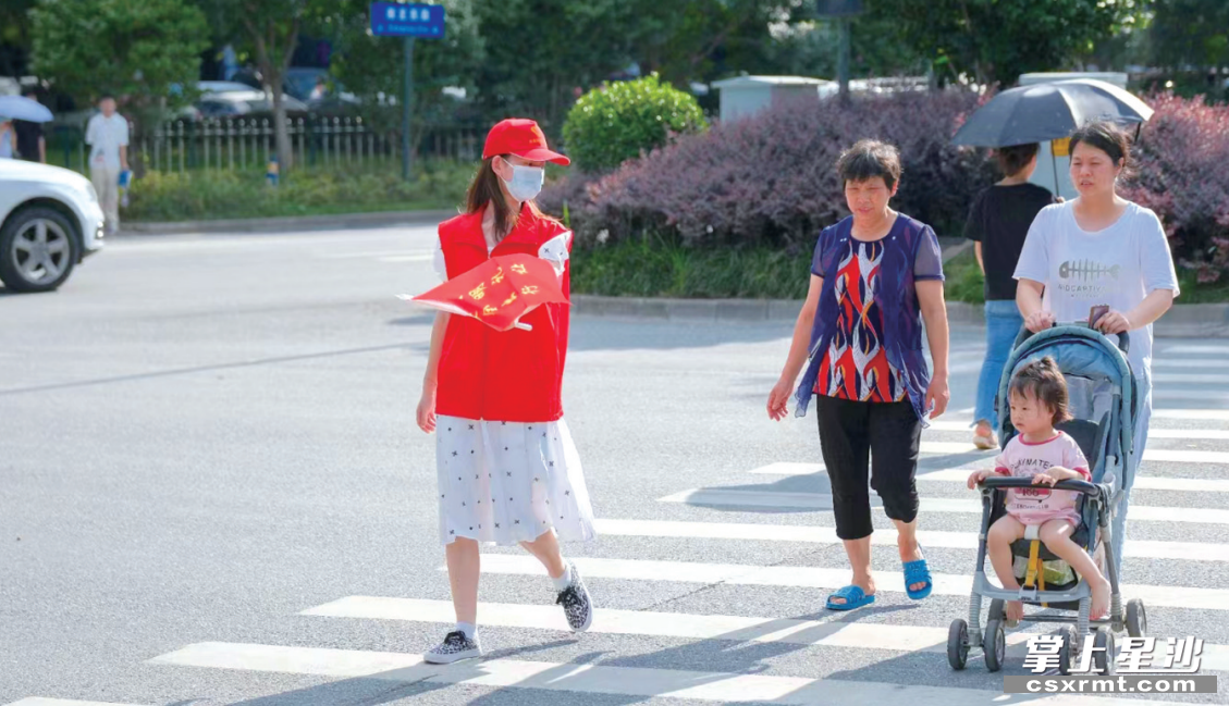 在长沙县大街小巷，志愿者们助刀维护交通秩序，引导行人、车辆有序通行，以实际行动倡导文明出行。章帝 摄
