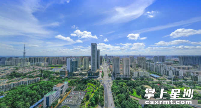 在长沙县，蓝天白云与城市建筑彼此相互映衬，形成了一道靓丽的美景。章帝 摄