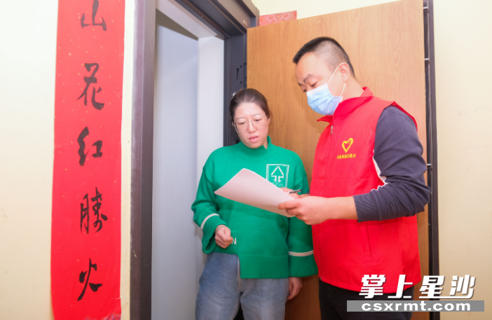 湘龙街道物管办主任周虎在郡原居里小区进行水改民意调查。章帝 摄