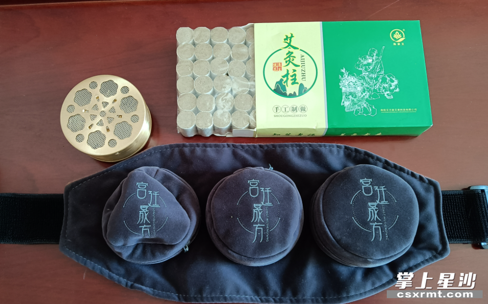 免费的艾灸，是社区送给老人的温暖之一。资料图片