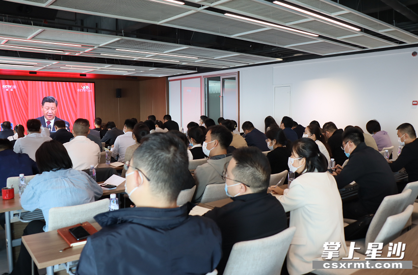 长沙县委组织部全体机关干部正在收看党的二十大开幕会。供图
