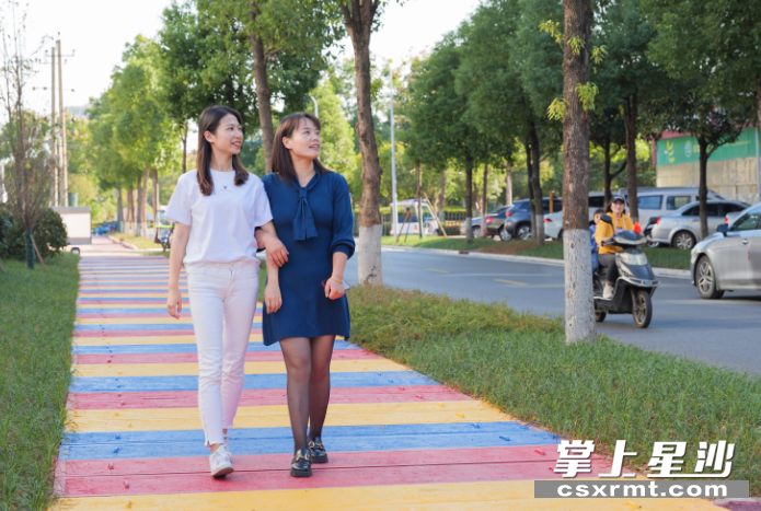 市民欧小姐和闺蜜相携漫步在彩虹道，无比惬意。