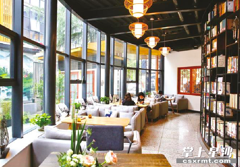 三棵树凉塘客厅是居民闲暇之余阅读的好去处。资料图