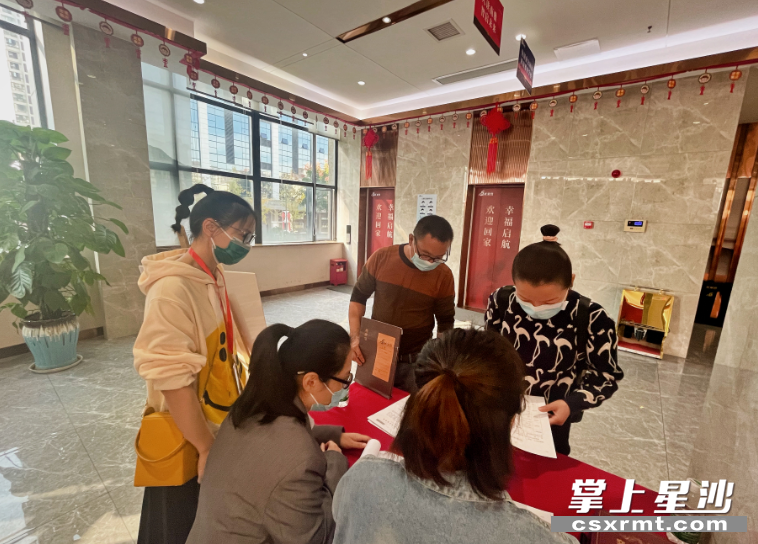 图为业主们在营销中心签到。