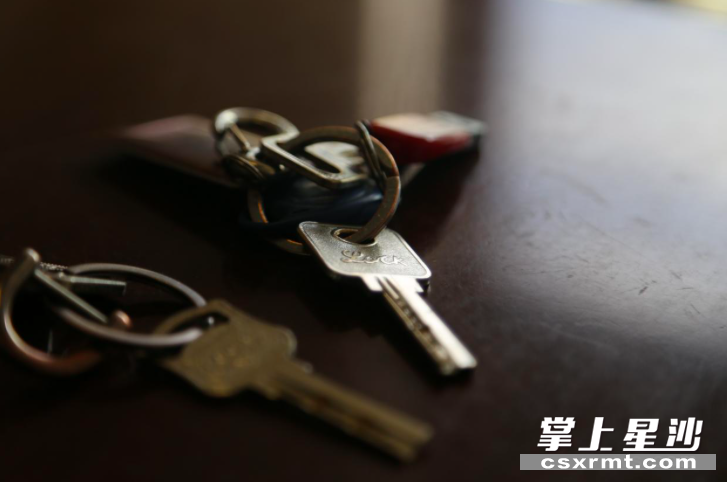 高塘村拆迁户罗树检与同村拆迁户周长根的房门钥匙，两位老友在新小区再续邻里情。易旭 摄