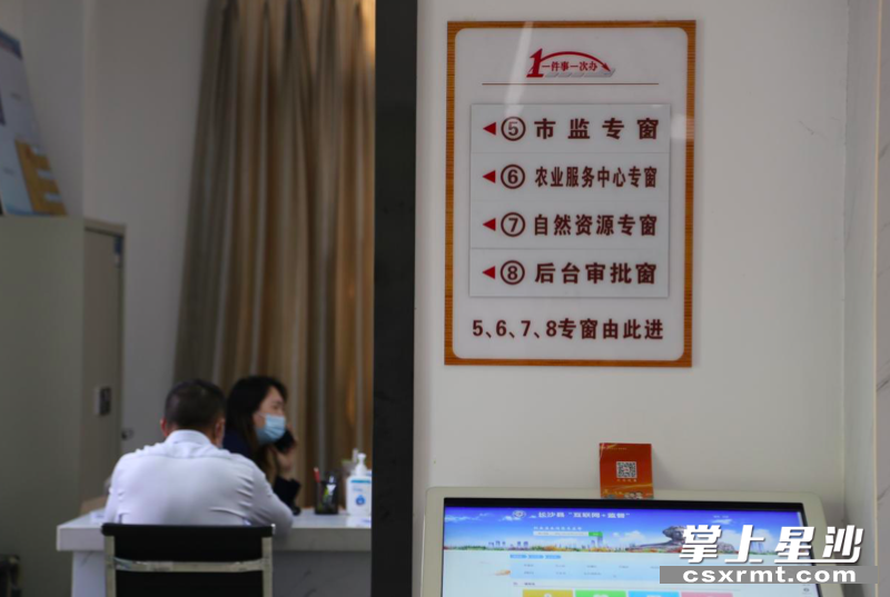 部分县级审批权限下放到黄兴镇，持续优化会展审批流程。易旭 摄
