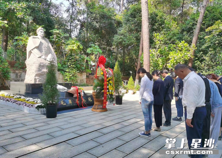 图为纪念毛岸英烈士仪式现场。供图 图为纪念毛岸英烈士仪式现场。供图