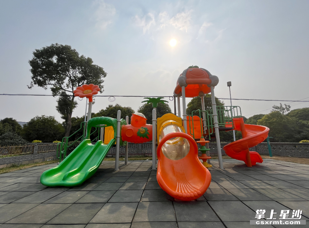 在安沙镇新华村，一座又一座游乐园建了起来，架起了党群之间的连心桥。均为阮霖浩 摄