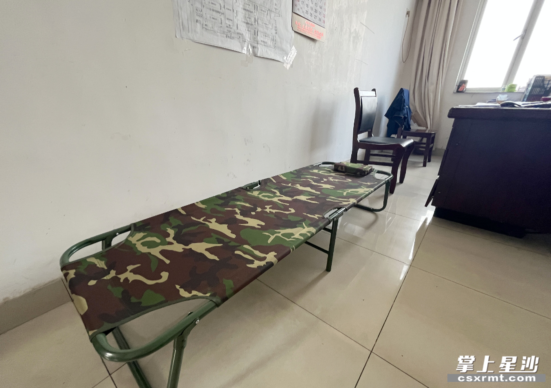 一张折叠床体现出安沙镇面对疫情防控、保障辖区稳定的温度和速度。
