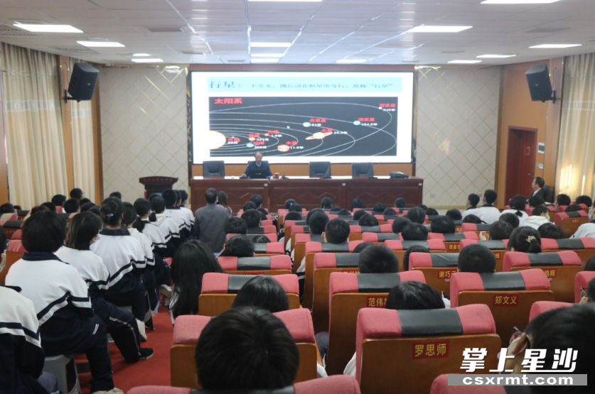 长沙县九中杰出校友、中国返回式卫星专家唐伯昶受邀回母校，开展“达德”讲坛活动，为师生传播科学文化知识。学校供图