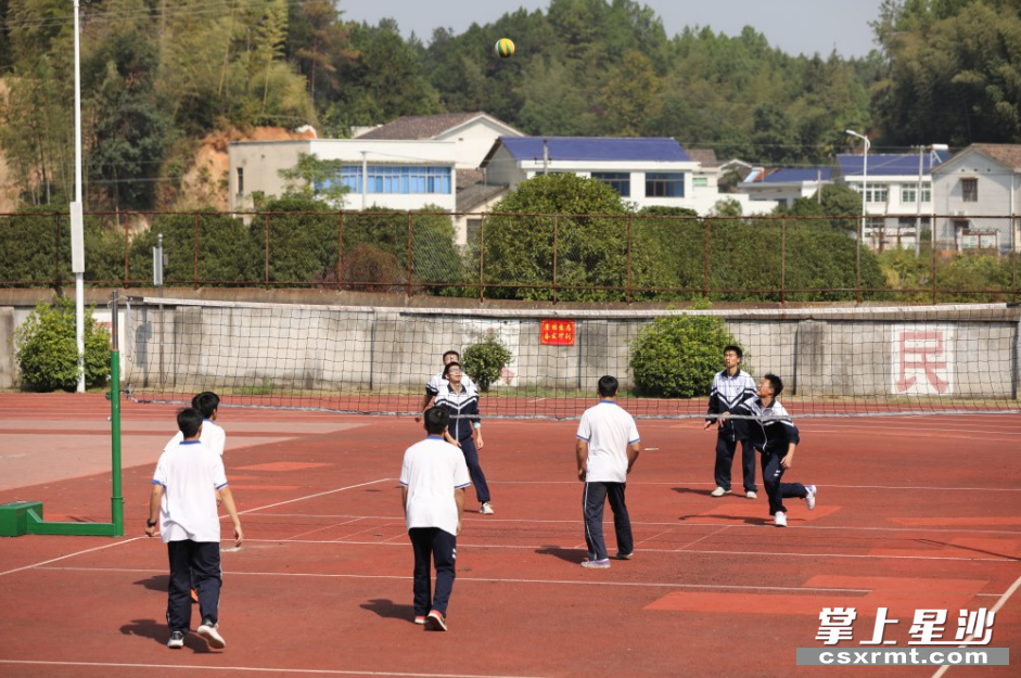 长沙县九中为增加学生运动量，在“野蛮其体魄”上出实招，引导学生课间积极参加体育运动。李杰 摄