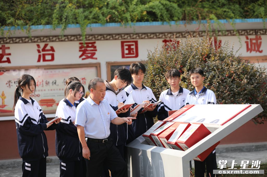 长沙县九中老师定期对学生进行爱国主义教育，引导学生争当爱国守法公民。 李杰 摄