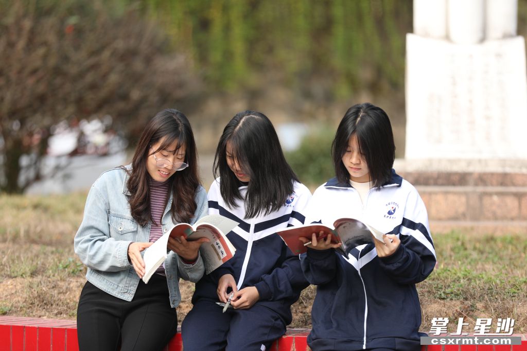校园学习氛围浓厚，老师课间经常和学生一起探讨交流课本知识。 李杰 摄