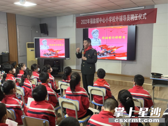 杨义在给学生们上思政课。