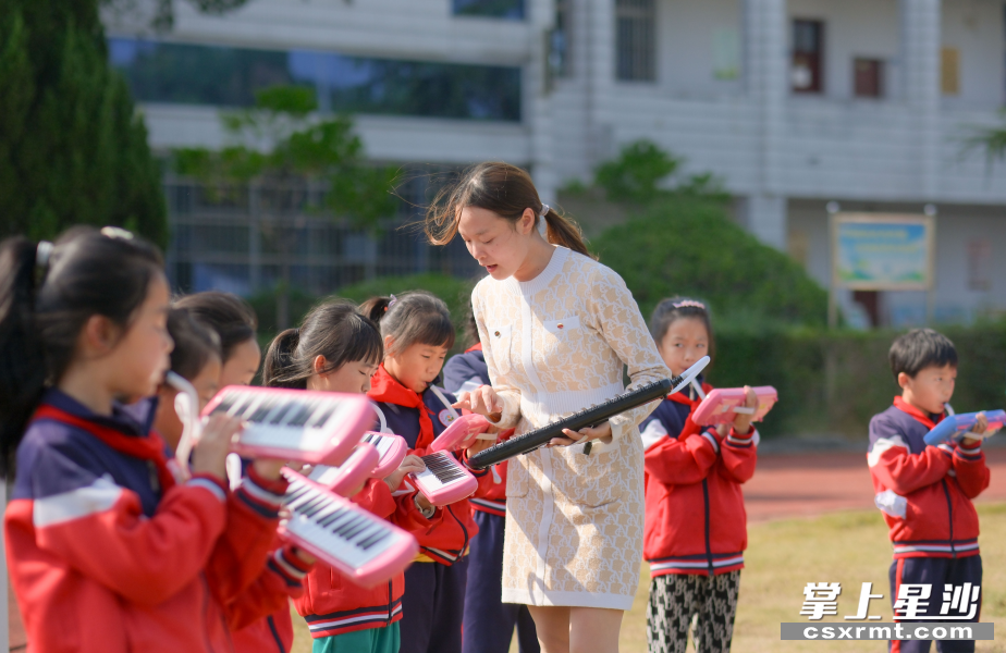 时中中心小学音乐老师何慧清教学生吹口风琴，动人的旋律盈满校园。
