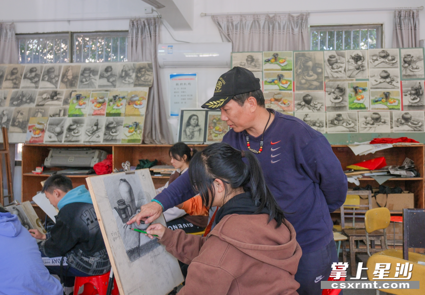 杨梓中学美术老师周庆元利用课后服务时间教学生素描。