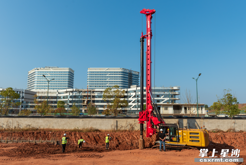 打桩机正在进行桩基施工作业，推进基坑支护工程建设。刘思源 摄