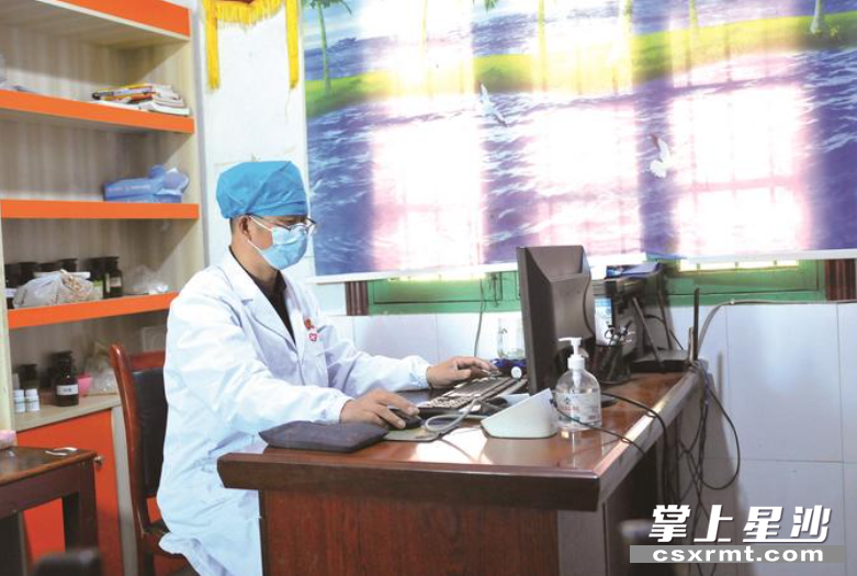 刘展扎根农村从医26年，让群众在家门口就能看病就医。